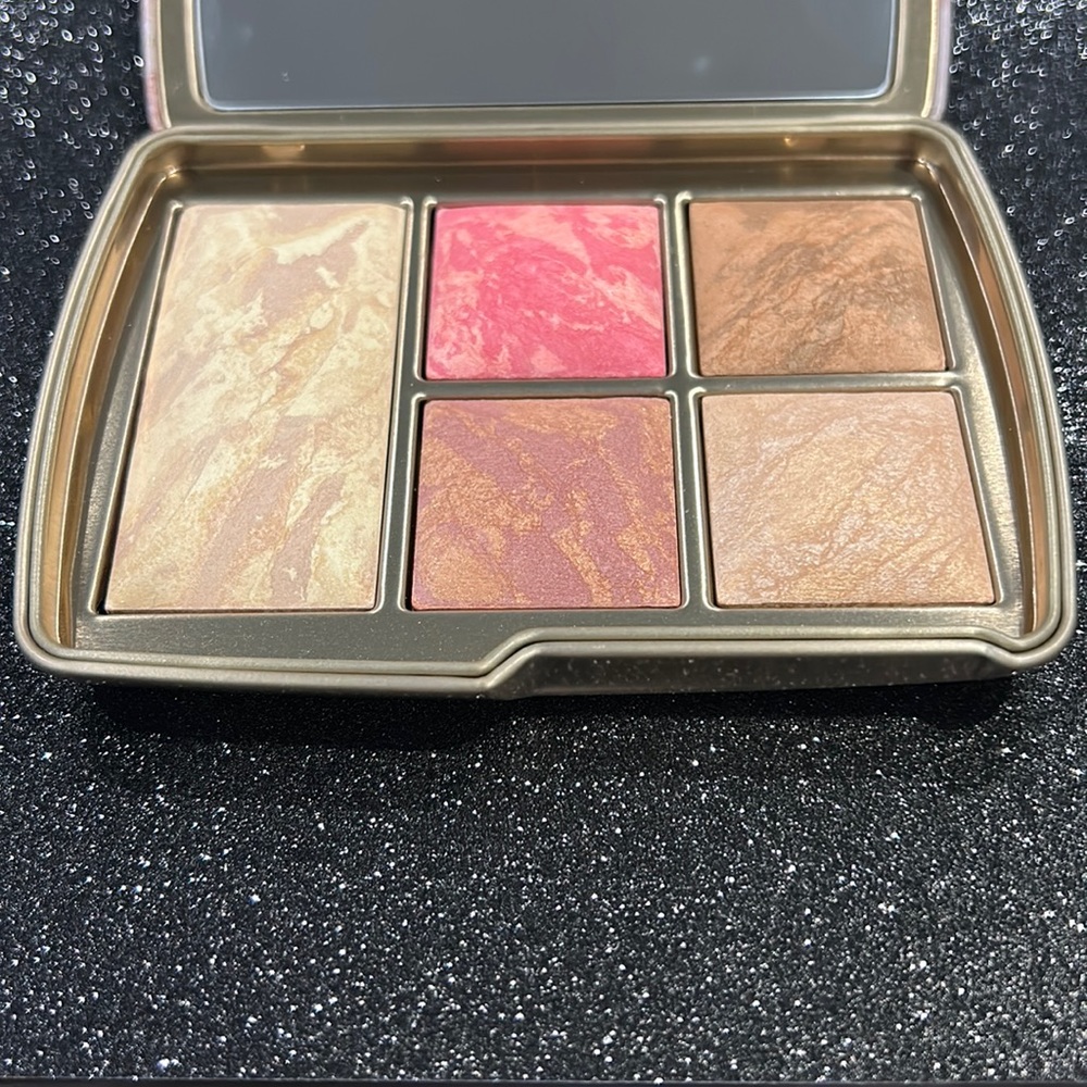 NWT HOURGLASS AMBIENT LIGHTING PALETTE